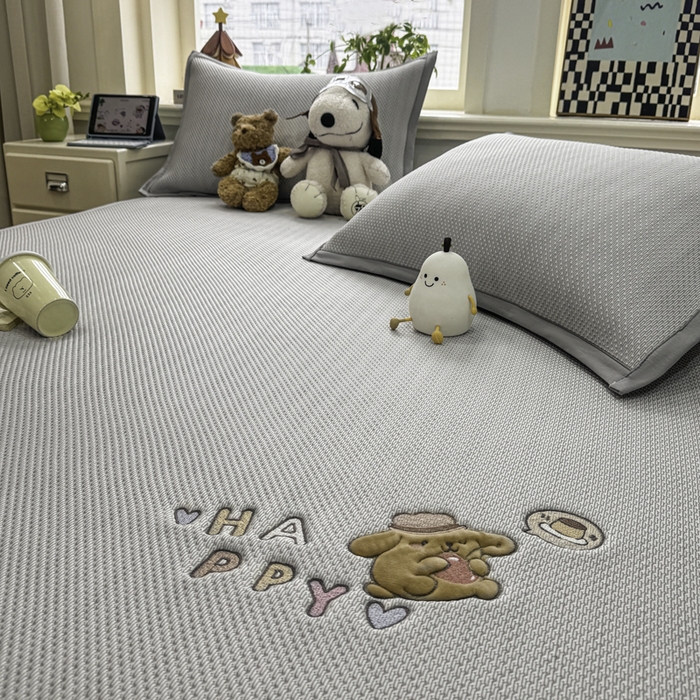 91家纺网 家纺一手货源 找家纺 耐思家纺 2026新款A类复合三明治PE凉感卡通刺绣Happy熊-凉席款 Happy熊-灰色