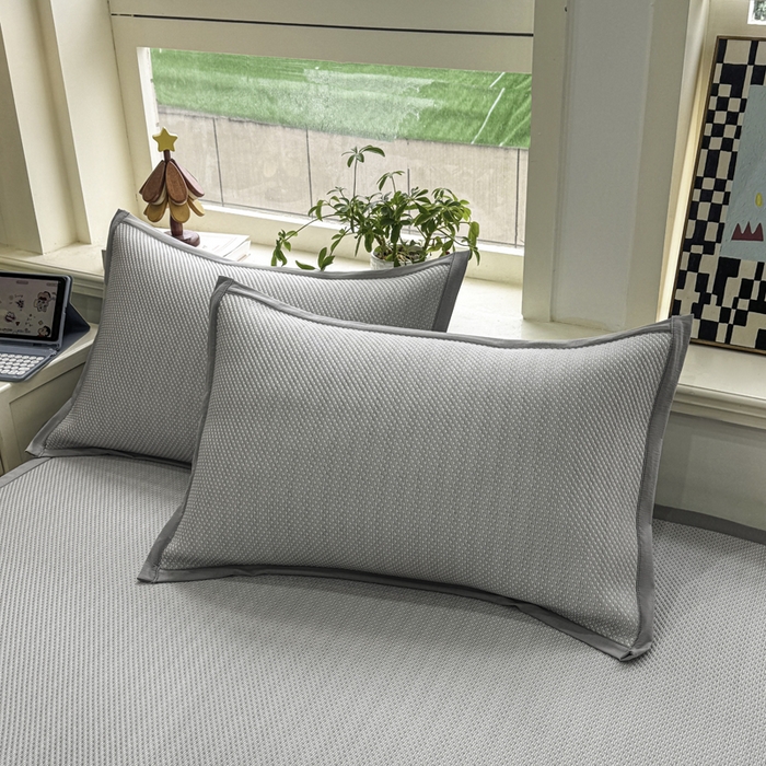 91家纺网 家纺一手货源 找家纺 耐思家纺 2026新款A类复合三明治PE凉感卡通刺绣Happy熊-凉席款 Happy熊-灰色