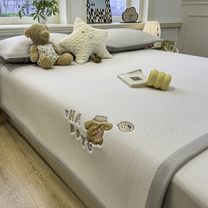 91家纺网 家纺一手货源 找家纺 耐思家纺 2026新款A类复合三明治PE凉感卡通刺绣Happy熊-凉席款 Happy熊-米色