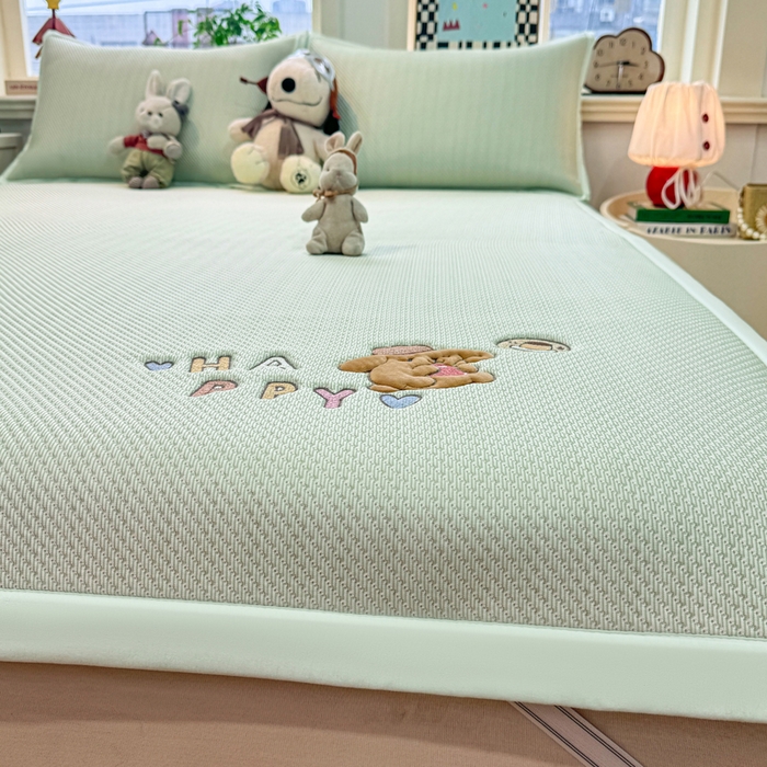91家纺网 家纺一手货源 找家纺 耐思家纺 2026新款A类复合三明治PE凉感卡通刺绣Happy熊-凉席款 Happy熊-绿色