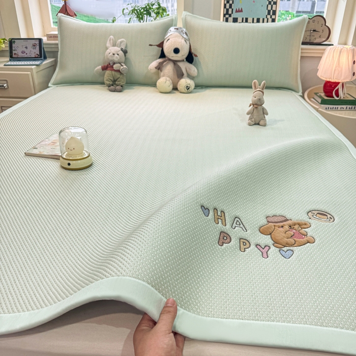 91家纺网 家纺一手货源 找家纺 耐思家纺 2026新款A类复合三明治PE凉感卡通刺绣Happy熊-凉席款 Happy熊-绿色