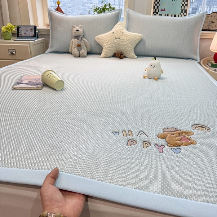 91家纺网 家纺一手货源 找家纺 耐思家纺 2026新款A类复合三明治PE凉感卡通刺绣Happy熊-凉席款 Happy熊-蓝色
