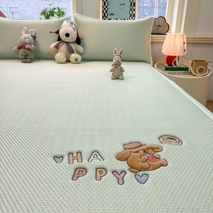 91家纺网 家纺一手货源 找家纺 耐思家纺 2026新款A类复合三明治PE凉感卡通刺绣Happy熊-凉席款 Happy熊-绿色