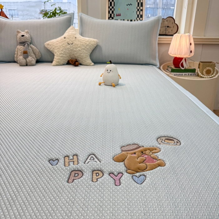 91家纺网 家纺一手货源 找家纺 耐思家纺 2026新款A类复合三明治PE凉感卡通刺绣Happy熊-凉席款 Happy熊-蓝色