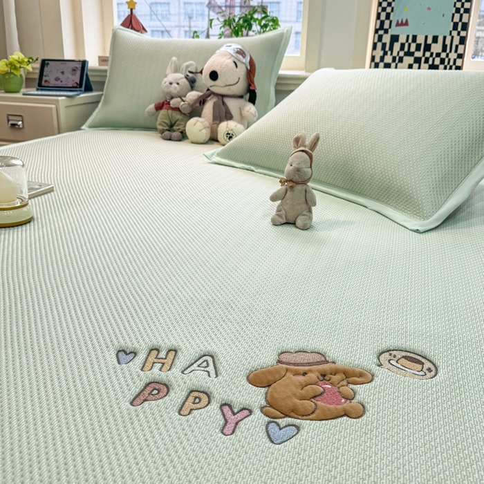 91家纺网 家纺一手货源 找家纺 耐思家纺 2026新款A类复合三明治PE凉感卡通刺绣Happy熊-凉席款 Happy熊-绿色