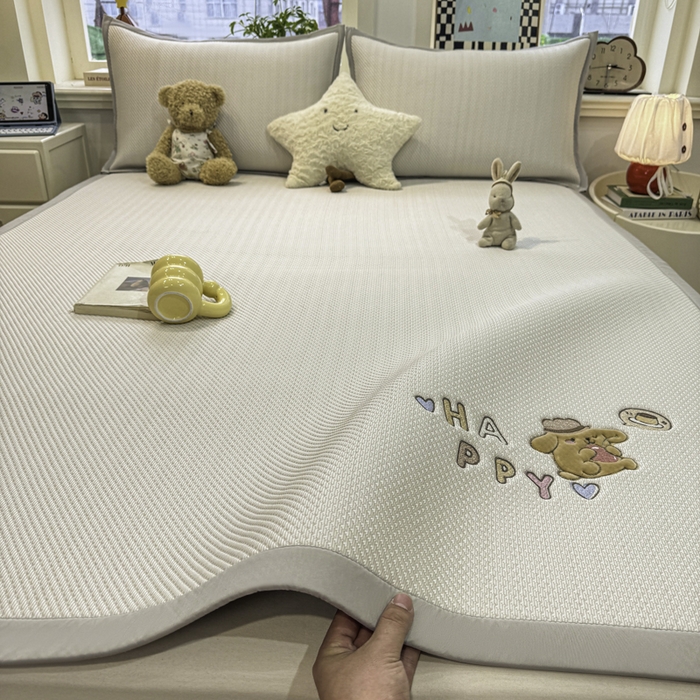 91家纺网 家纺一手货源 找家纺 耐思家纺 2026新款A类复合三明治PE凉感卡通刺绣Happy熊-凉席款 Happy熊-米色