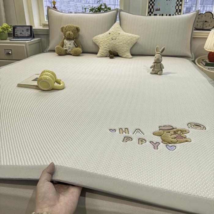 91家纺网 家纺一手货源 找家纺 耐思家纺 2026新款A类复合三明治PE凉感卡通刺绣Happy熊-凉席款 Happy熊-米色