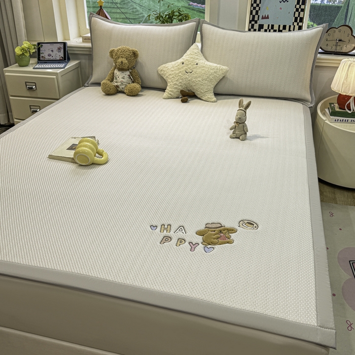 91家纺网 家纺一手货源 找家纺 耐思家纺 2026新款A类复合三明治PE凉感卡通刺绣Happy熊-凉席款 Happy熊-米色