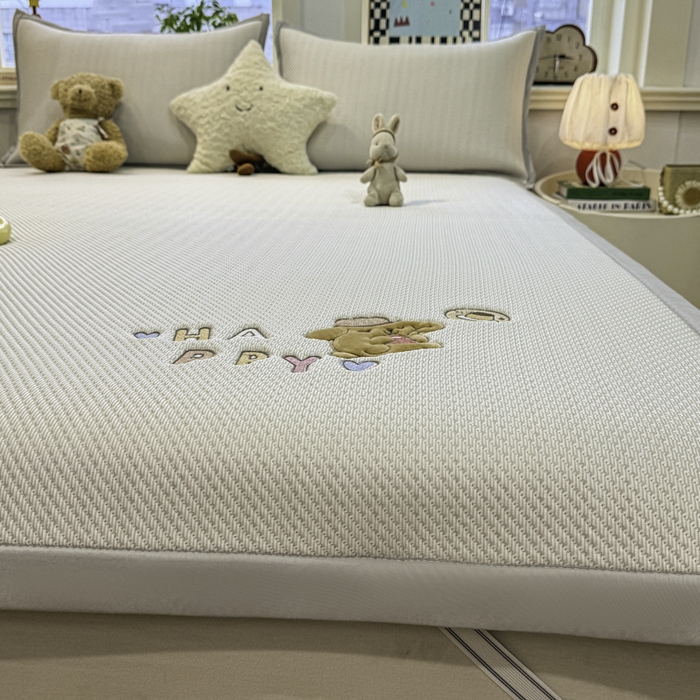 91家纺网 家纺一手货源 找家纺 耐思家纺 2026新款A类复合三明治PE凉感卡通刺绣Happy熊-凉席款 Happy熊-米色