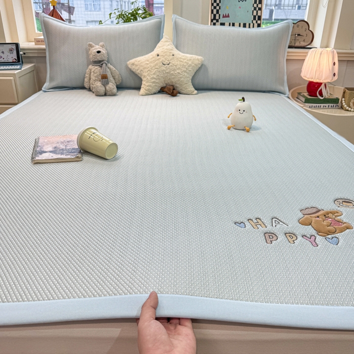 91家纺网 家纺一手货源 找家纺 耐思家纺 2026新款A类复合三明治PE凉感卡通刺绣Happy熊-凉席款 Happy熊-蓝色