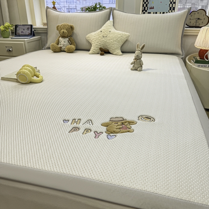 91家纺网 家纺一手货源 找家纺 耐思家纺 2026新款A类复合三明治PE凉感卡通刺绣Happy熊-凉席款 Happy熊-米色