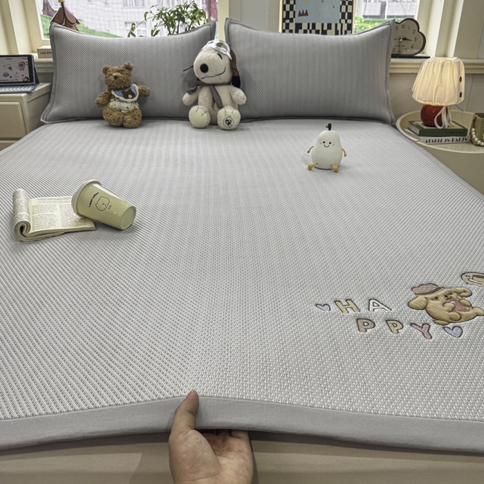 91家纺网 家纺一手货源 找家纺 耐思家纺 2026新款A类复合三明治PE凉感卡通刺绣Happy熊-凉席款 Happy熊-灰色