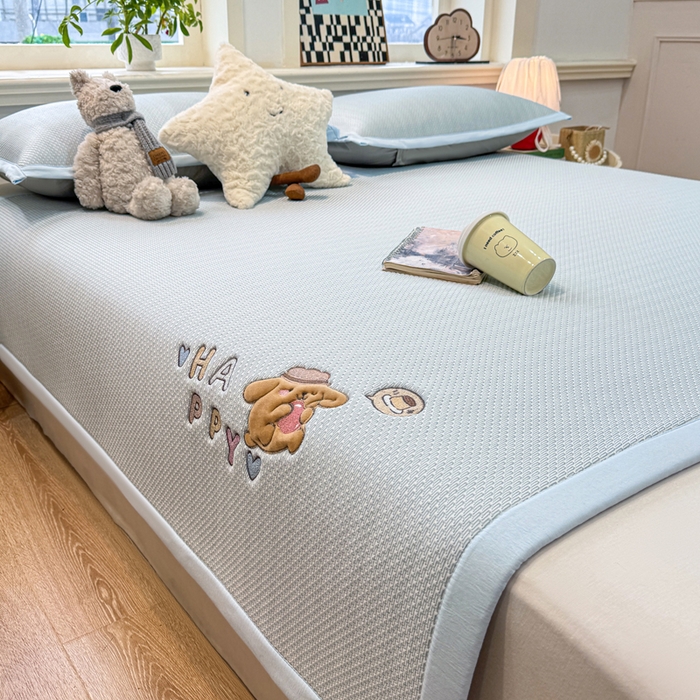 91家纺网 家纺一手货源 找家纺 耐思家纺 2026新款A类复合三明治PE凉感卡通刺绣Happy熊-凉席款 Happy熊-蓝色