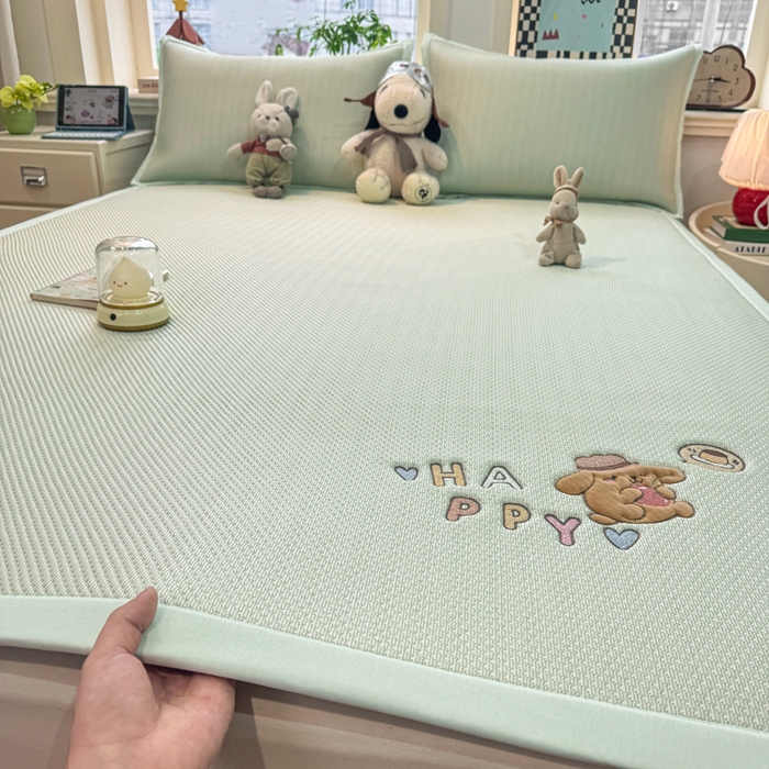 91家纺网 家纺一手货源 找家纺 耐思家纺 2026新款A类复合三明治PE凉感卡通刺绣Happy熊-凉席款 Happy熊-绿色