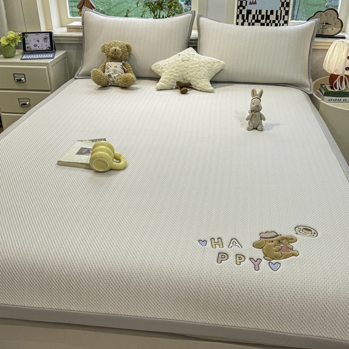 91家纺网 家纺一手货源 找家纺 耐思家纺 2026新款A类复合三明治PE凉感卡通刺绣Happy熊-凉席款 Happy熊-米色
