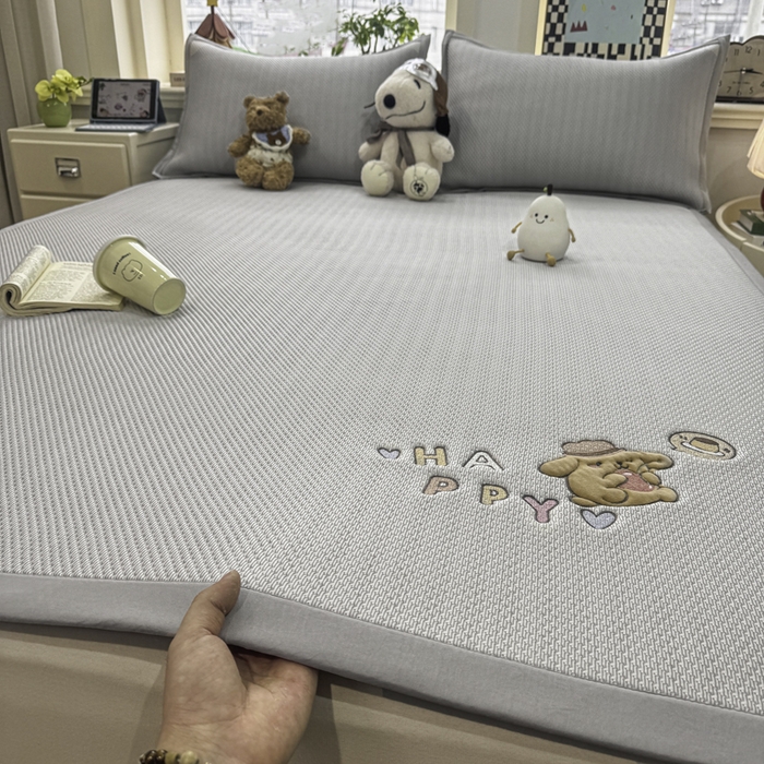 91家纺网 家纺一手货源 找家纺 耐思家纺 2026新款A类复合三明治PE凉感卡通刺绣Happy熊-凉席款 Happy熊-灰色