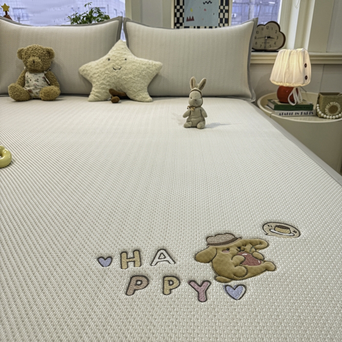 91家纺网 家纺一手货源 找家纺 耐思家纺 2026新款A类复合三明治PE凉感卡通刺绣Happy熊-凉席款 Happy熊-米色