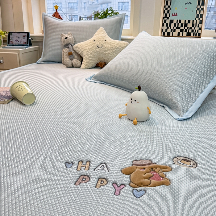 91家纺网 家纺一手货源 找家纺 耐思家纺 2026新款A类复合三明治PE凉感卡通刺绣Happy熊-凉席款 Happy熊-蓝色