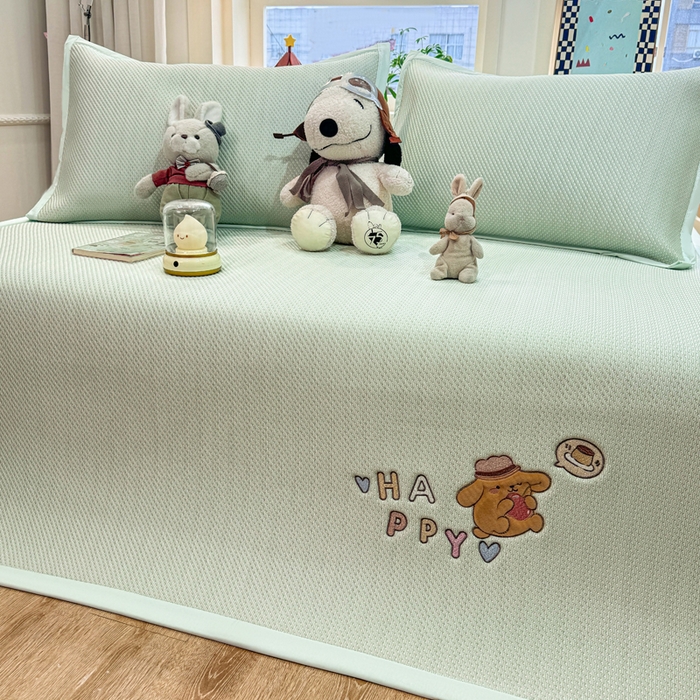 91家纺网 家纺一手货源 找家纺 耐思家纺 2026新款A类复合三明治PE凉感卡通刺绣Happy熊-凉席款 Happy熊-绿色