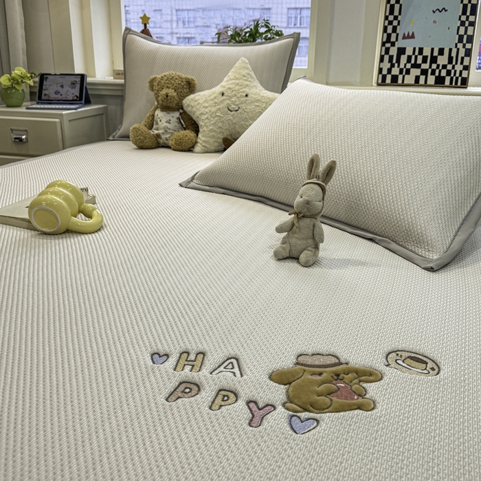 91家纺网 家纺一手货源 找家纺 耐思家纺 2026新款A类复合三明治PE凉感卡通刺绣Happy熊-凉席款 Happy熊-米色