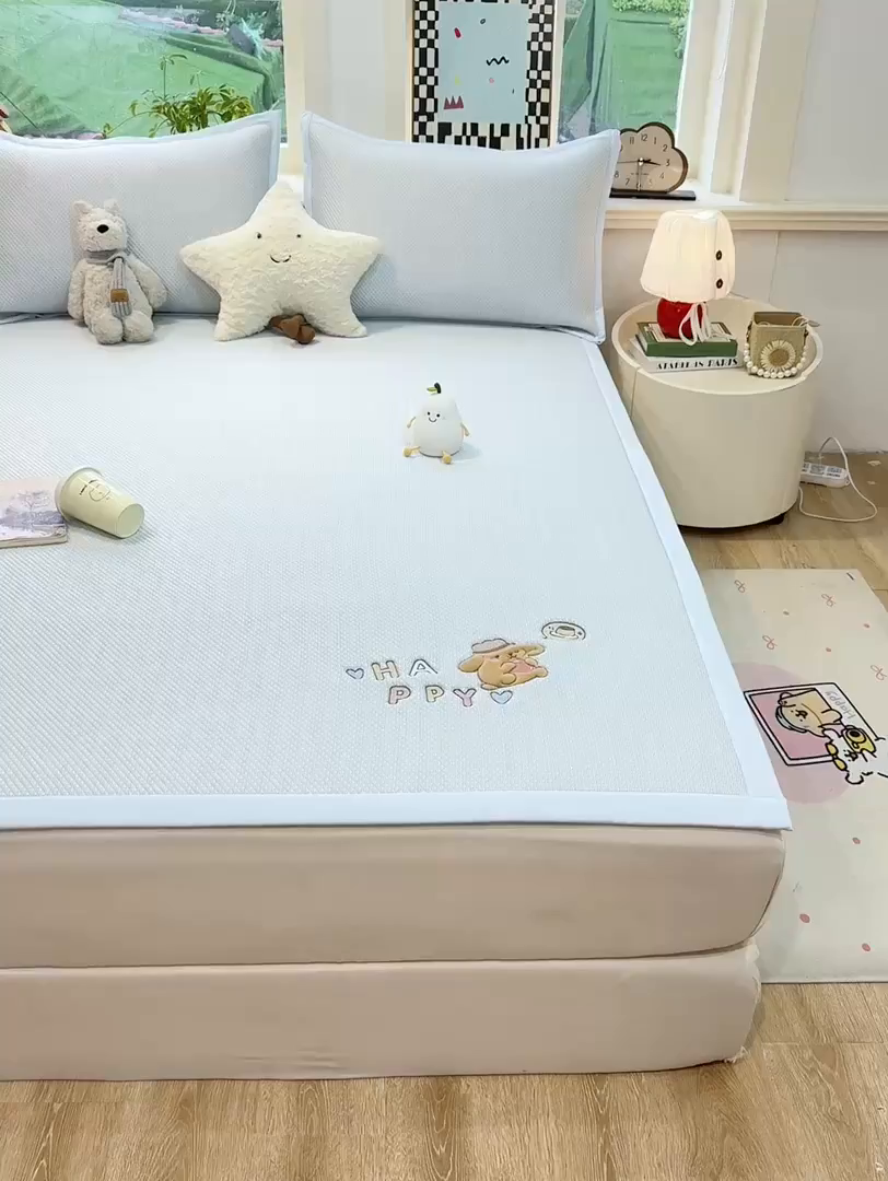 91家纺网 家纺一手货源 找家纺 耐思家纺 2026新款A类复合三明治PE凉感卡通刺绣Happy熊-凉席款 Happy熊-蓝色