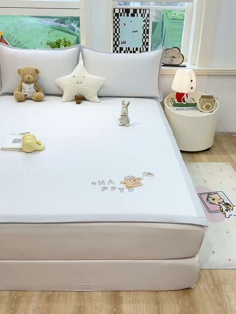 91家纺网 家纺一手货源 找家纺 耐思家纺 2026新款A类复合三明治PE凉感卡通刺绣Happy熊-凉席款 Happy熊-米色