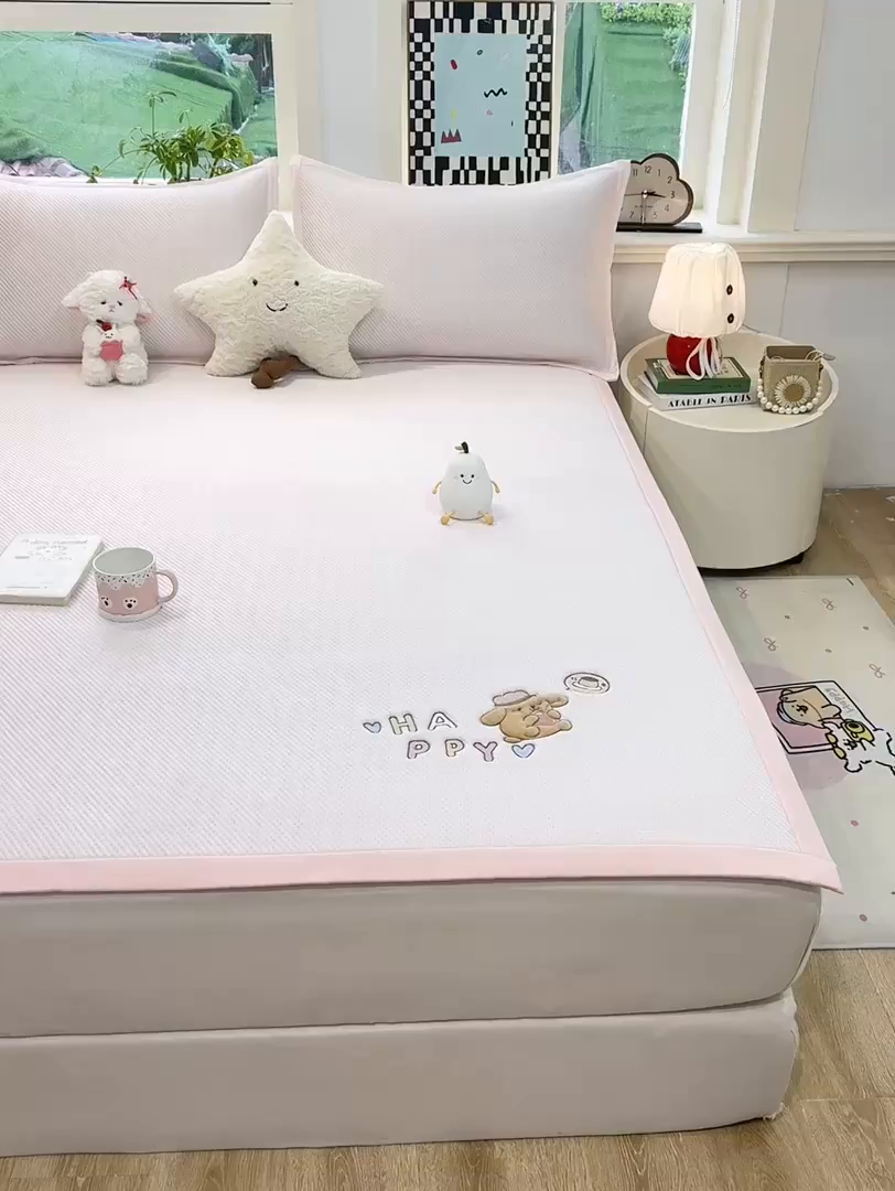 91家纺网 家纺一手货源 找家纺 （总）耐思家纺 2026新款A类复合三明治PE凉感卡通刺绣Happy熊-凉席款