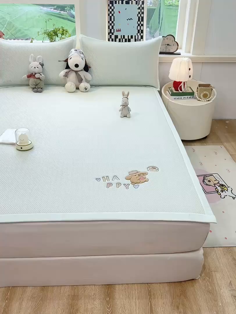 91家纺网 家纺一手货源 找家纺 耐思家纺 2026新款A类复合三明治PE凉感卡通刺绣Happy熊-凉席款 Happy熊-绿色