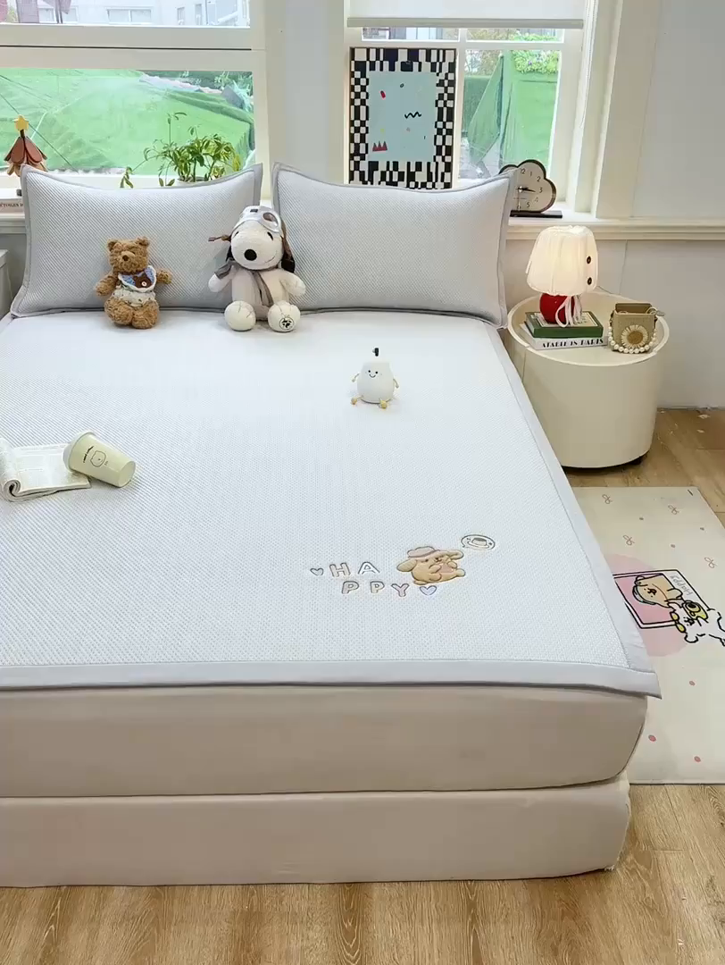 91家纺网 家纺一手货源 找家纺 耐思家纺 2026新款A类复合三明治PE凉感卡通刺绣Happy熊-凉席款 Happy熊-灰色