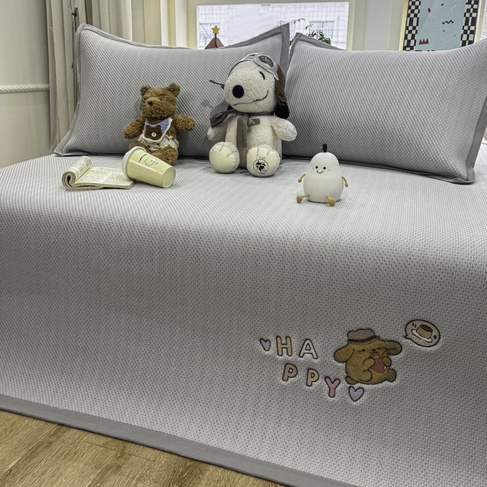 91家纺网 家纺一手货源 找家纺 耐思家纺 2026新款A类复合三明治PE凉感卡通刺绣Happy熊-凉席款 Happy熊-灰色