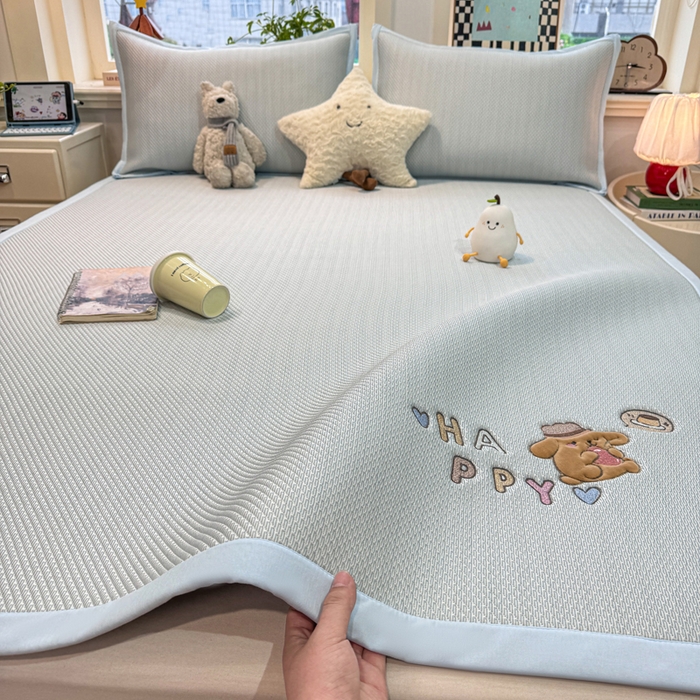 91家纺网 家纺一手货源 找家纺 耐思家纺 2026新款A类复合三明治PE凉感卡通刺绣Happy熊-凉席款 Happy熊-蓝色
