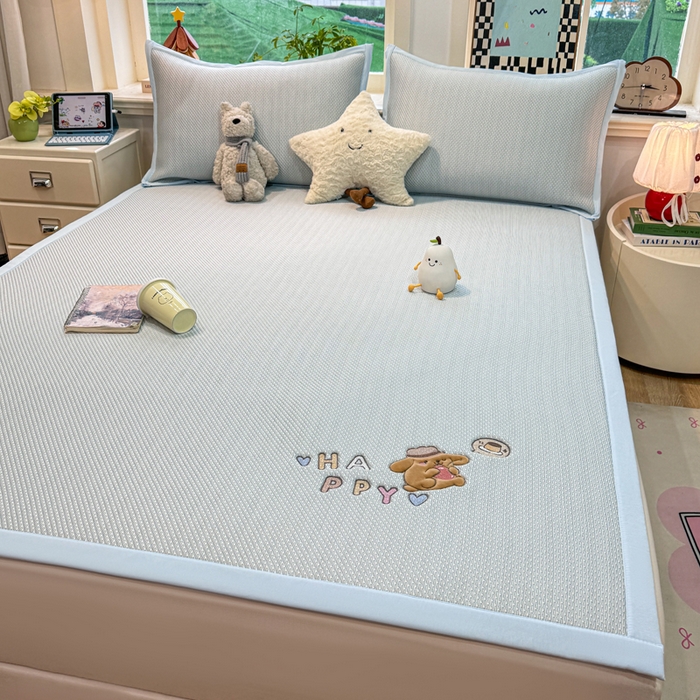 91家纺网 家纺一手货源 找家纺 耐思家纺 2026新款A类复合三明治PE凉感卡通刺绣Happy熊-凉席款 Happy熊-蓝色