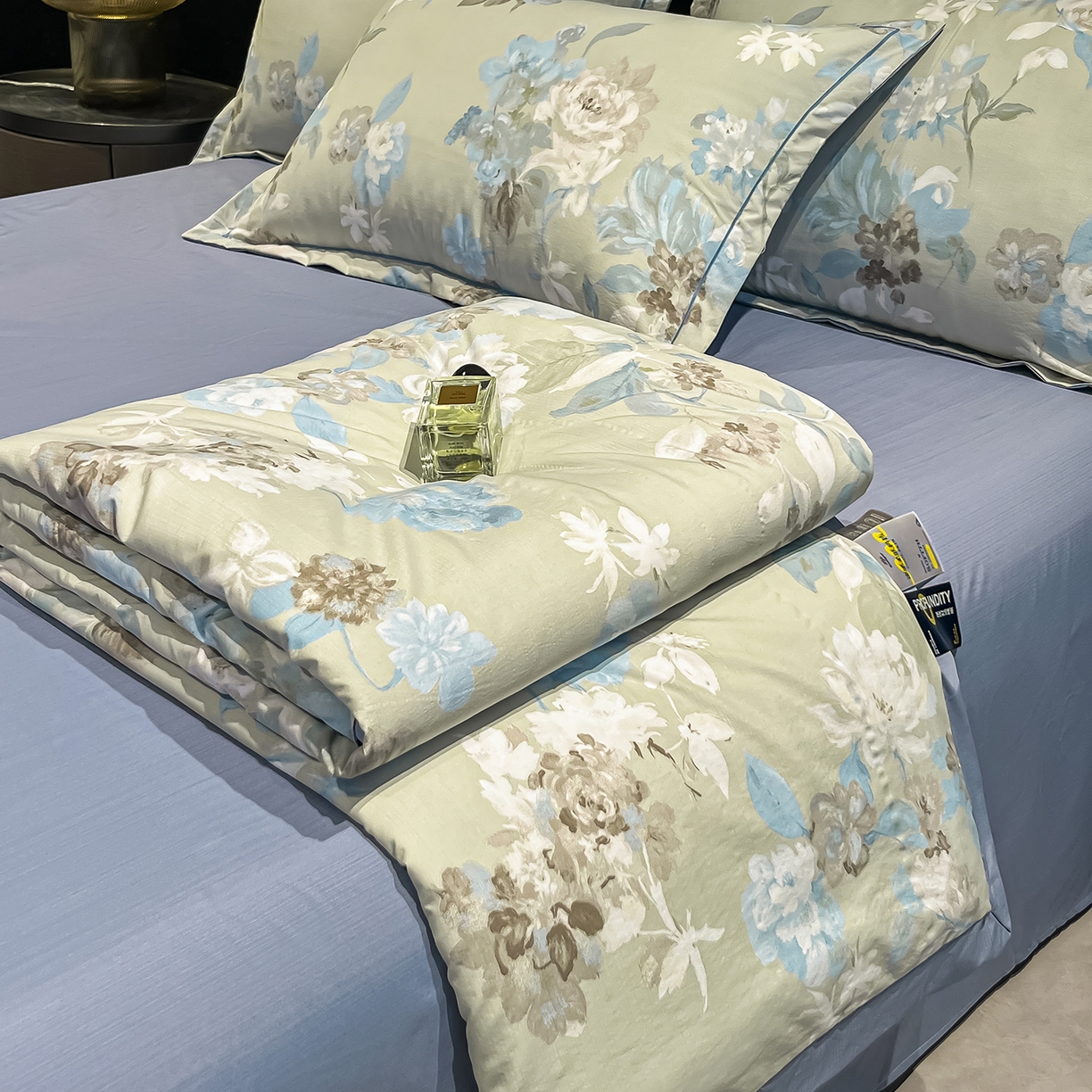 91家纺网 家纺一手货源 找家纺 金梦拉家纺 2026新款凉感天丝竹节纱大宽边一字绣夏被空调被夏凉被四件套 青棠绿