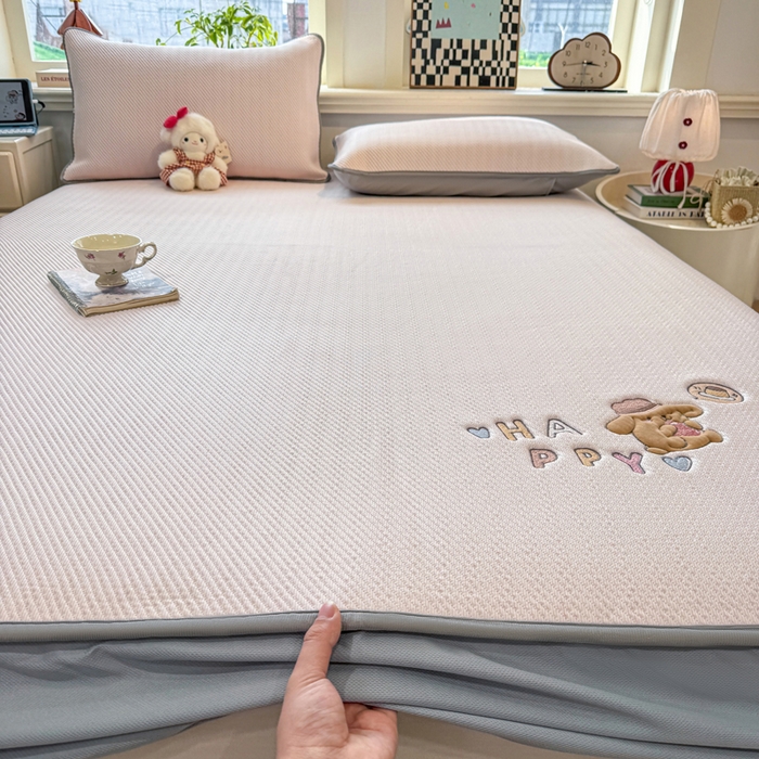 91家纺网 家纺一手货源 找家纺 （总）耐思家纺 2026新款A类复合三明治PE凉感卡通刺绣Happy熊-床笠款