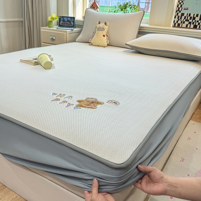 91家纺网 家纺一手货源 找家纺 耐思家纺 2026新款A类复合三明治PE凉感卡通刺绣Happy熊-床笠款 Happy熊-米色