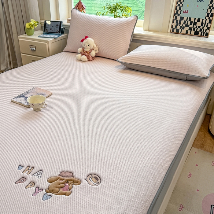 91家纺网 家纺一手货源 找家纺 （总）耐思家纺 2026新款A类复合三明治PE凉感卡通刺绣Happy熊-床笠款