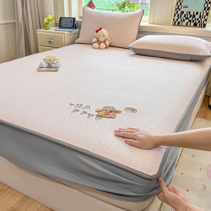 91家纺网 家纺一手货源 找家纺 （总）耐思家纺 2026新款A类复合三明治PE凉感卡通刺绣Happy熊-床笠款