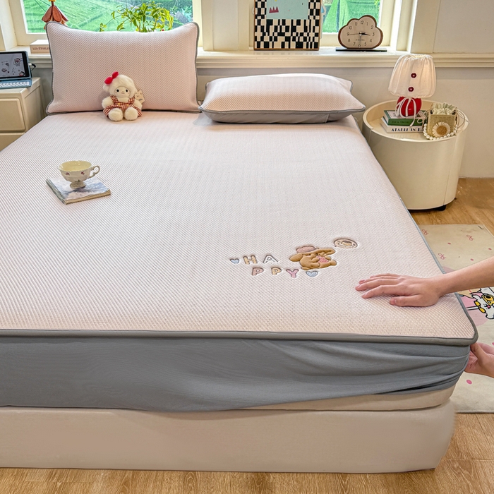 91家纺网 家纺一手货源 找家纺 （总）耐思家纺 2026新款A类复合三明治PE凉感卡通刺绣Happy熊-床笠款