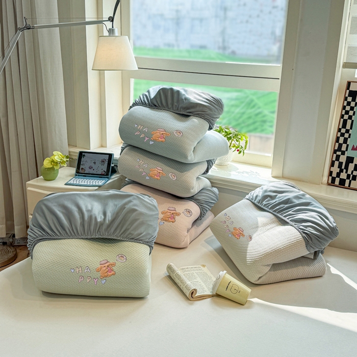 91家纺网 家纺一手货源 找家纺 耐思家纺 2026新款A类复合三明治PE凉感卡通刺绣Happy熊-床笠款 组合