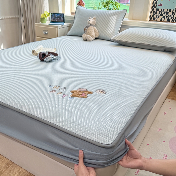 91家纺网 家纺一手货源 找家纺 耐思家纺 2026新款A类复合三明治PE凉感卡通刺绣Happy熊-床笠款 Happy熊-蓝色