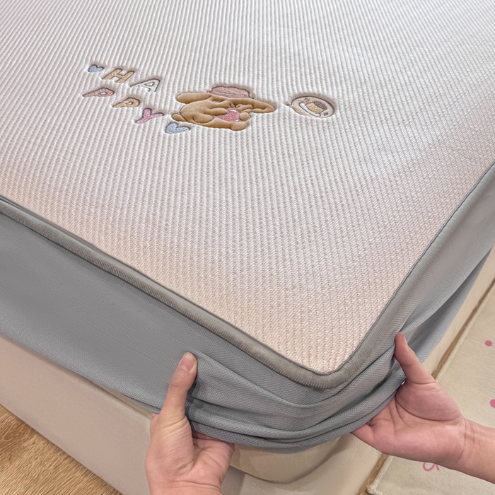 91家纺网 家纺一手货源 找家纺 （总）耐思家纺 2026新款A类复合三明治PE凉感卡通刺绣Happy熊-床笠款