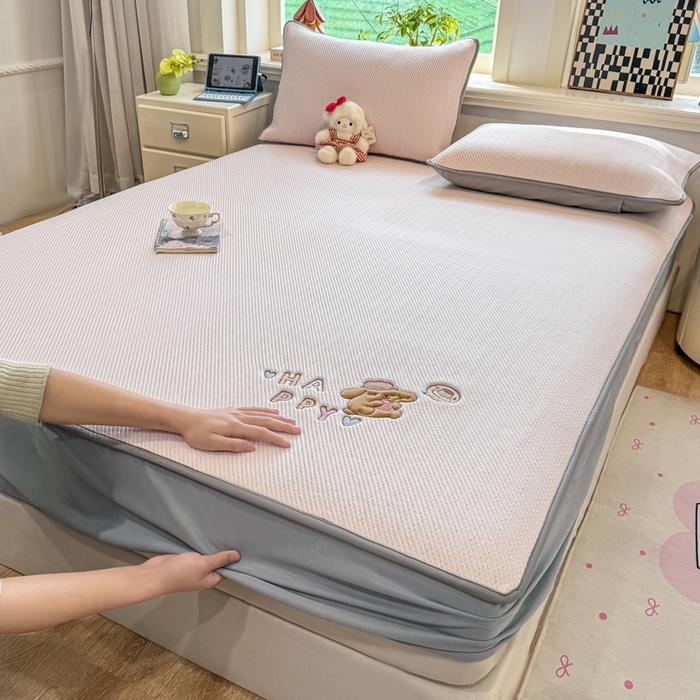 91家纺网 家纺一手货源 找家纺 （总）耐思家纺 2026新款A类复合三明治PE凉感卡通刺绣Happy熊-床笠款