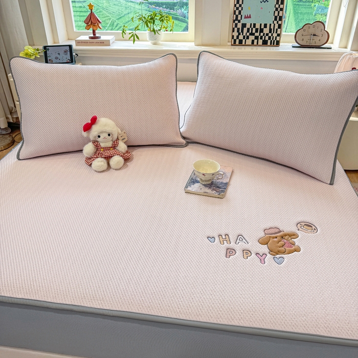 91家纺网 家纺一手货源 找家纺 （总）耐思家纺 2026新款A类复合三明治PE凉感卡通刺绣Happy熊-床笠款