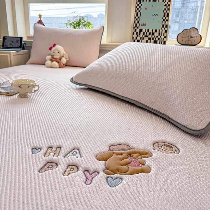 91家纺网 家纺一手货源 找家纺 （总）耐思家纺 2026新款A类复合三明治PE凉感卡通刺绣Happy熊-床笠款