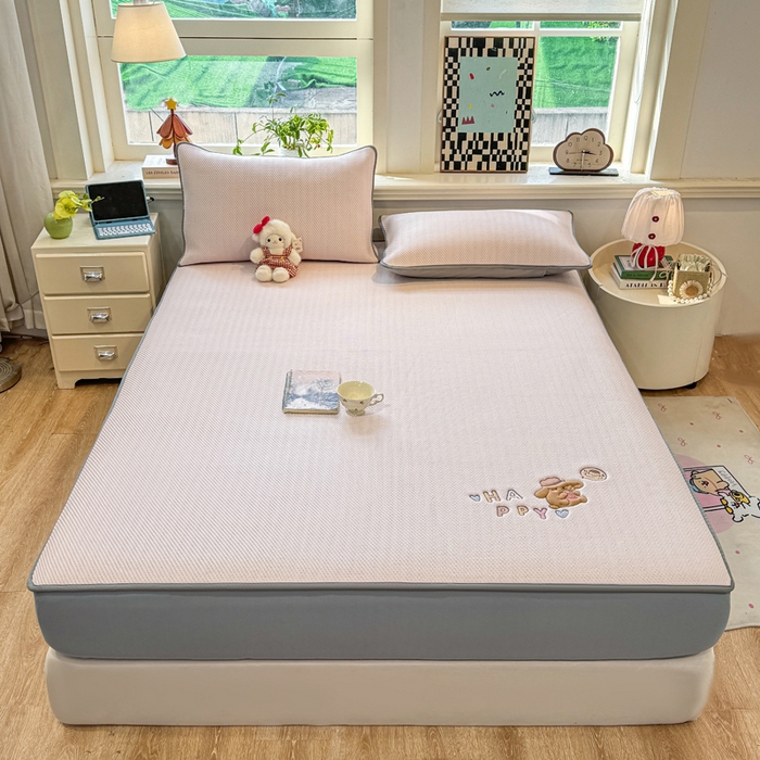 91家纺网 家纺一手货源 找家纺 （总）耐思家纺 2026新款A类复合三明治PE凉感卡通刺绣Happy熊-床笠款