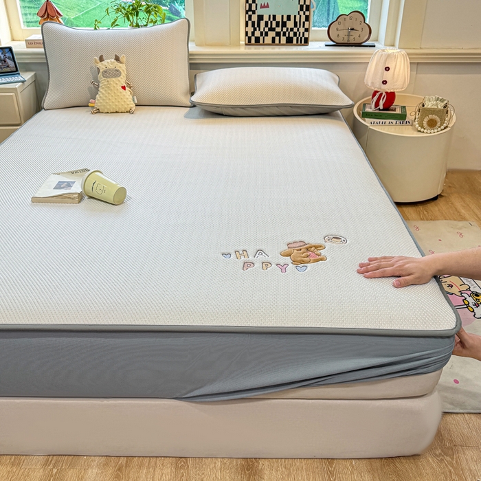 91家纺网 家纺一手货源 找家纺 耐思家纺 2026新款A类复合三明治PE凉感卡通刺绣Happy熊-床笠款 Happy熊-米色