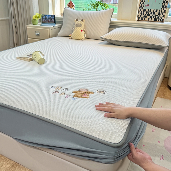 91家纺网 家纺一手货源 找家纺 耐思家纺 2026新款A类复合三明治PE凉感卡通刺绣Happy熊-床笠款 Happy熊-米色