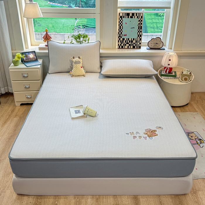 91家纺网 家纺一手货源 找家纺 耐思家纺 2026新款A类复合三明治PE凉感卡通刺绣Happy熊-床笠款 Happy熊-米色