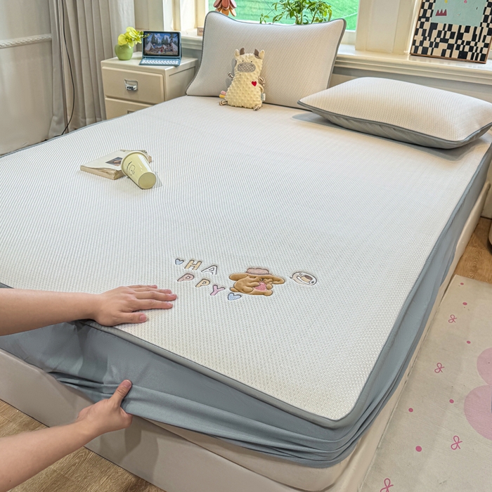 91家纺网 家纺一手货源 找家纺 耐思家纺 2026新款A类复合三明治PE凉感卡通刺绣Happy熊-床笠款 Happy熊-米色