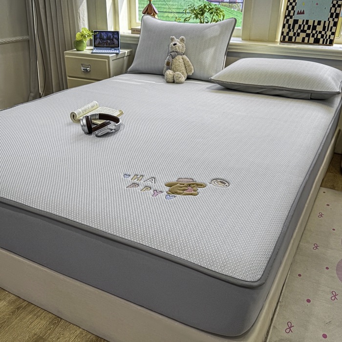 91家纺网 家纺一手货源 找家纺 耐思家纺 2026新款A类复合三明治PE凉感卡通刺绣Happy熊-床笠款 Happy熊-灰色